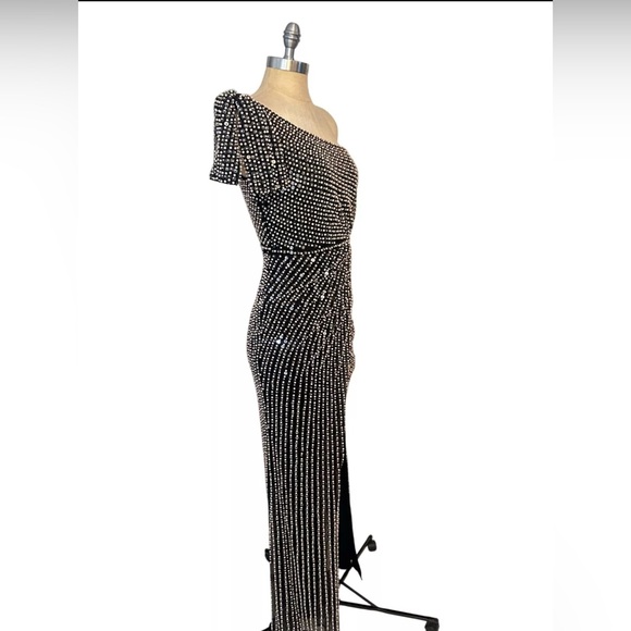 Mac Duggal Black with cream Pearl One Shoulder Gown Size 14 - Picture 4 of 15